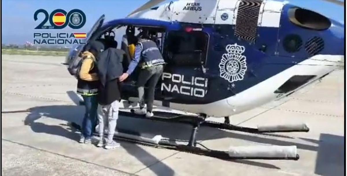 Agentes de la Policía Nacional introducen al presunto terrorista yihadista detenido en Palma en el helicóptero para su traslado ante la Audiencia Nacional.