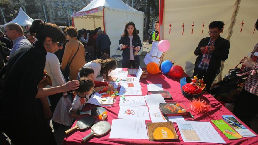 València tiñe de rojo su plaza para conmemorar el Año Nuevo Chino