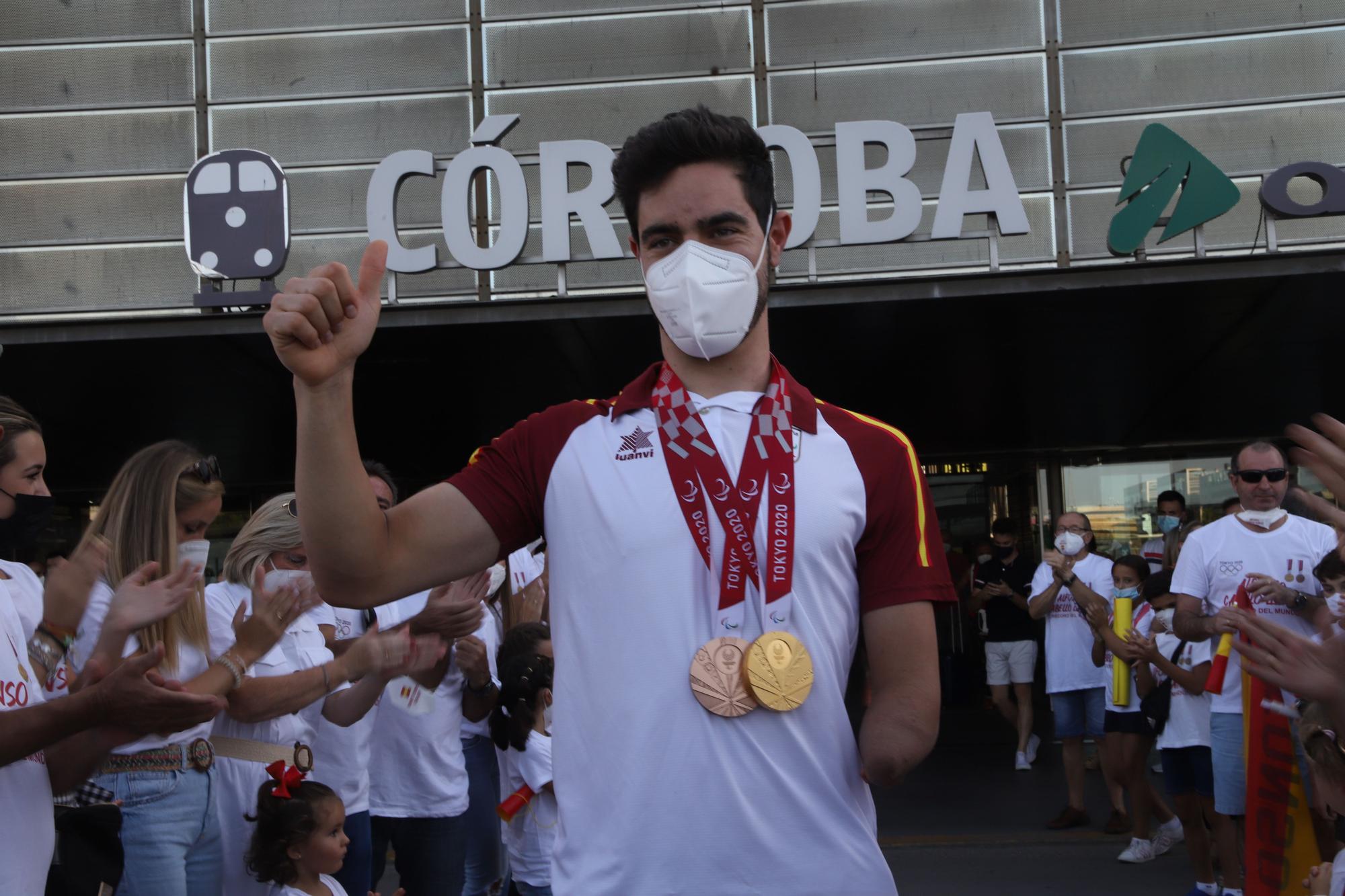 Gran recibiemiento al campeón paralímpico, Alfonso Cabello, a su llegada a Córdoba
