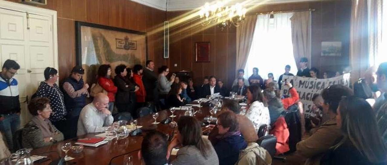 Integrantes de la Banda de Música de Mieres, ayer, durante la intervención de la directora en el Pleno.