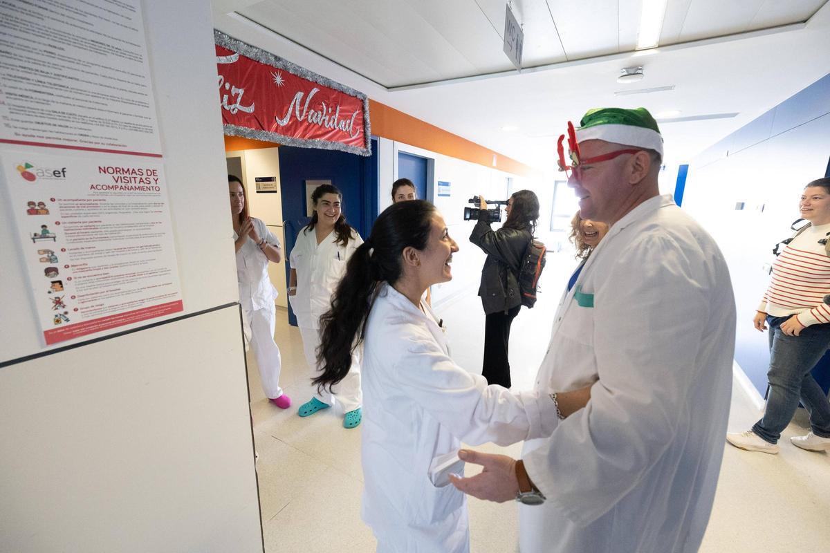 Imágenes de la entrega de felicitaciones navideñas a enfermos en el hospital Can Misses
