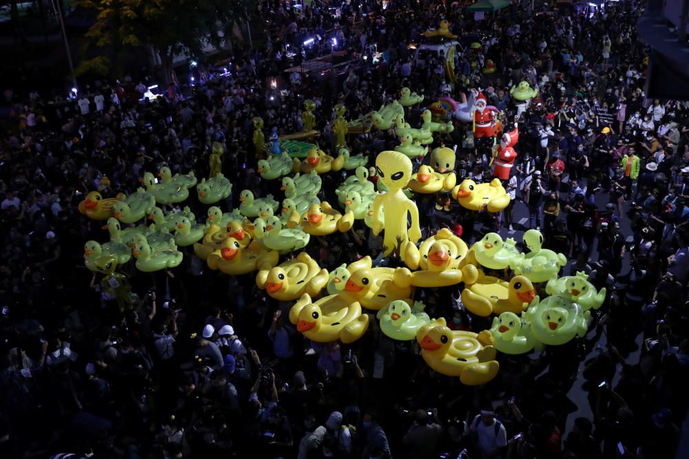 Manifestantes sostienen juguetes inflables durante un mitin a favor de la democracia que exige la renuncia del primer ministro y reformas a la monarquía, en Bangkok, Tailandia.