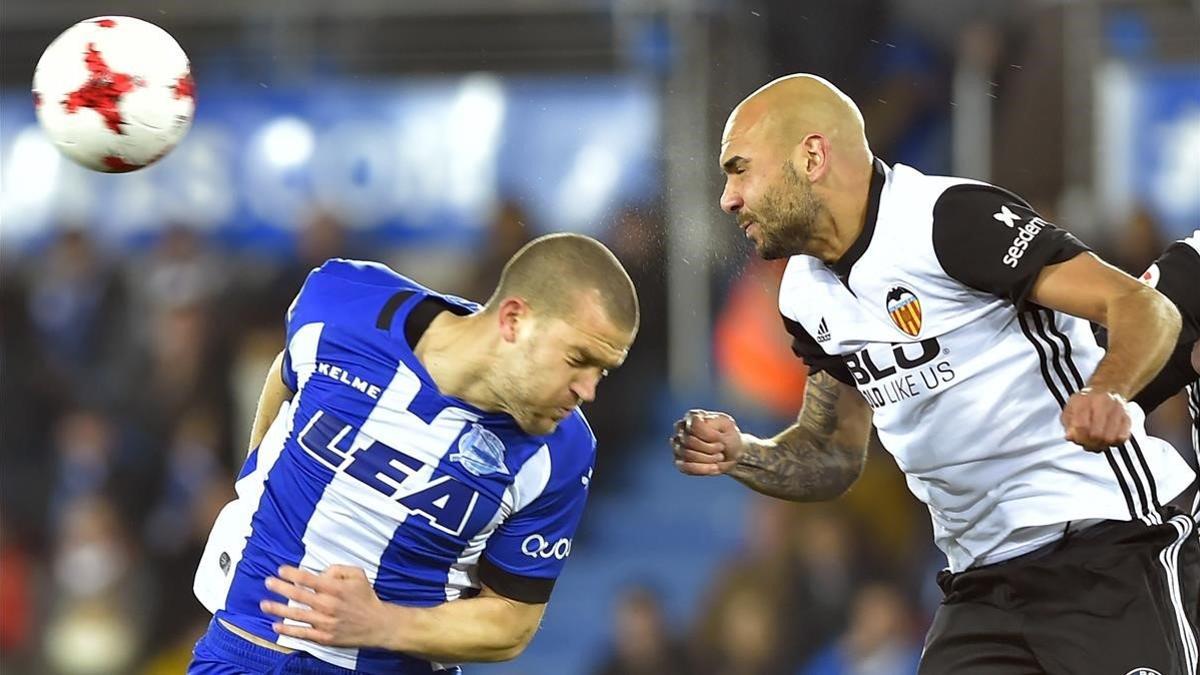 Victor Laguardia en un partido de liga ante el Valencia