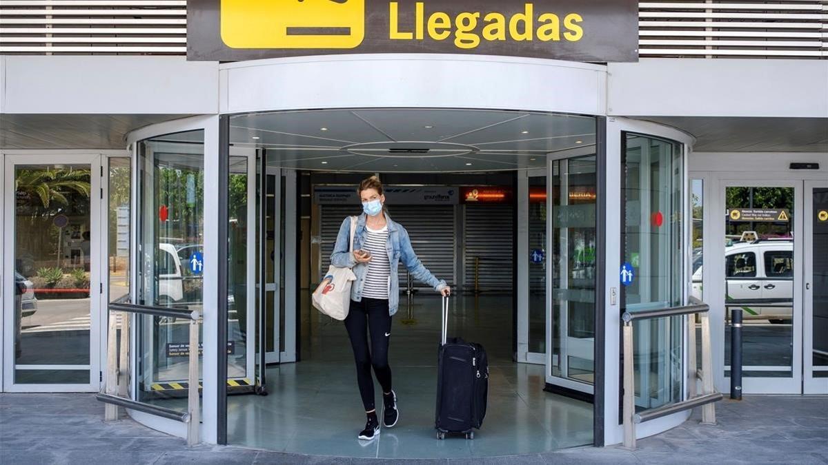Una turista a su llegada al aeropuerto de Ibiza