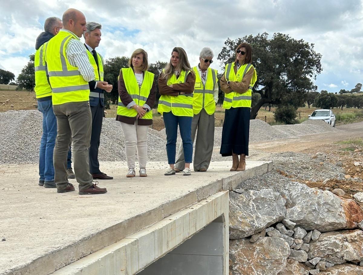 Andrés Lorite, con las alcaldesa, concejalas y técnicos durante su visita a la CO-7405.