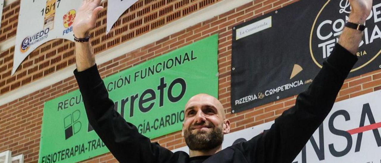 Oliver Arteaga agradece los aplausos del público, con  su camiseta en la pared del polideportivo de Pumarín. |