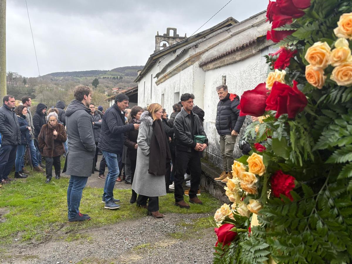 Por la izquierda, el hijo del fallecido Alejandro Arias con la urna y su mujer Ángela Pérez, a la salida del funeral.