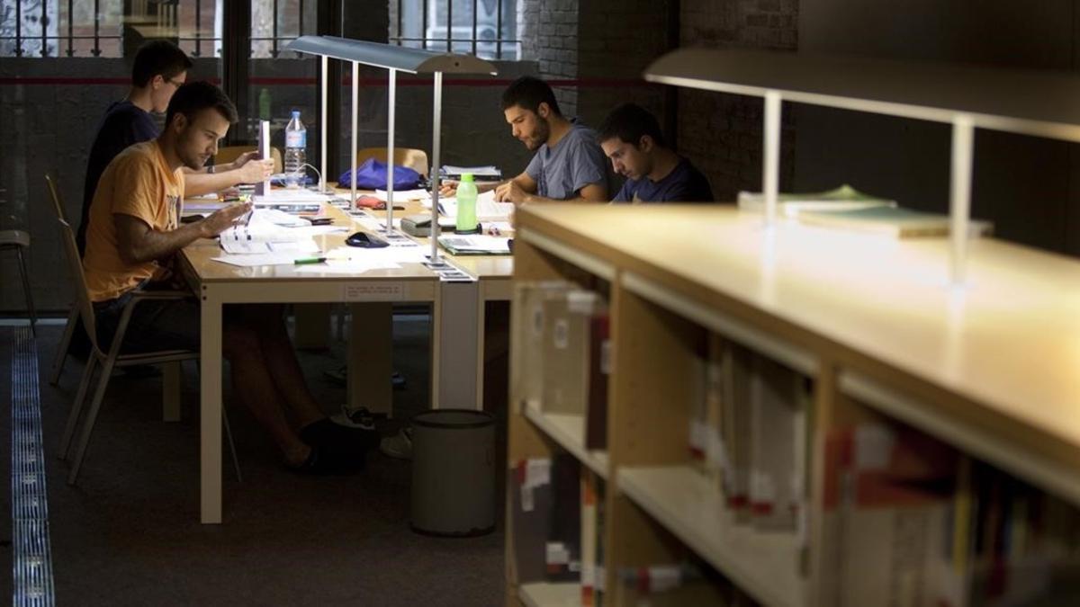 varios estudiantes de la Pompeu Fabra, en una imagen de archivo