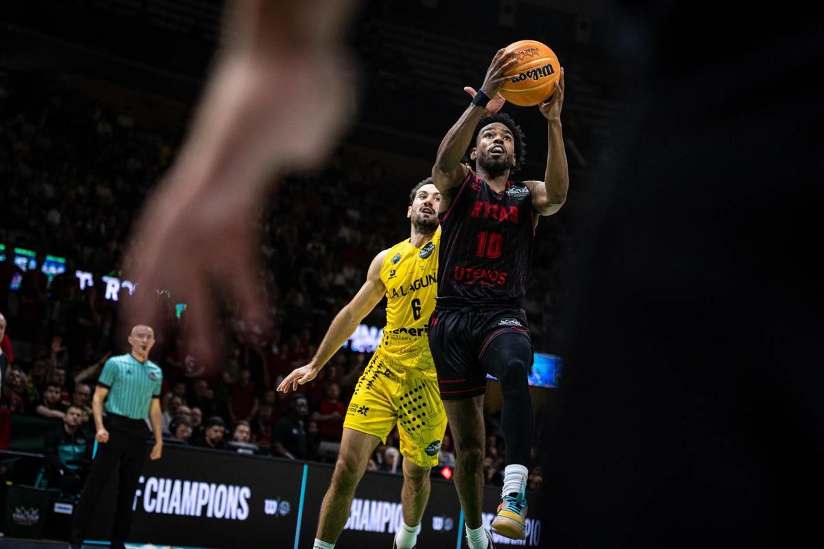Jerrick Harding, del Rytas Vilnius, anota una canasta contra La Laguna Tenerife.