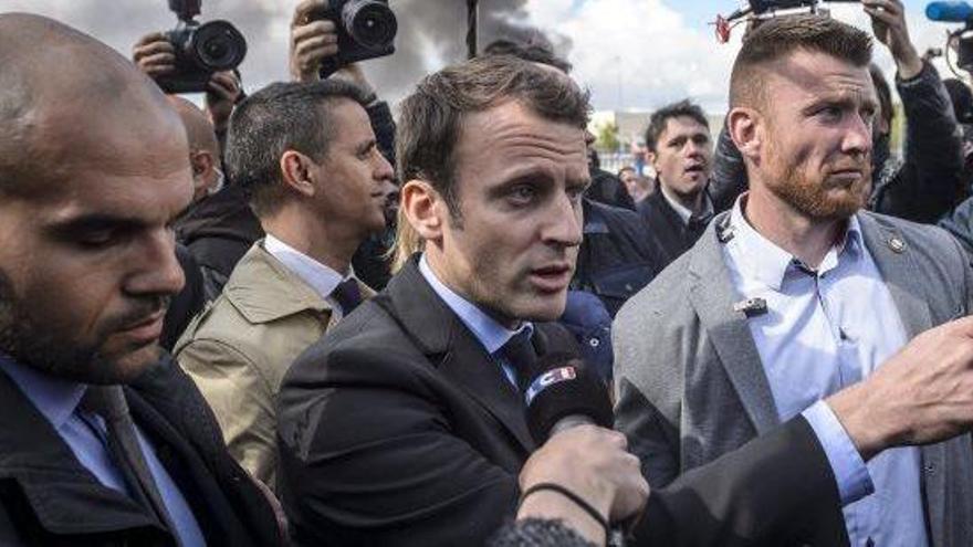 Macron durant la seva visita a la fàbrica de Whirlpool