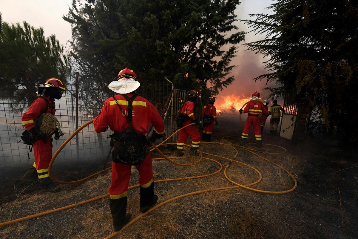 Los bomberos luchan contra las llamas en Ávila.