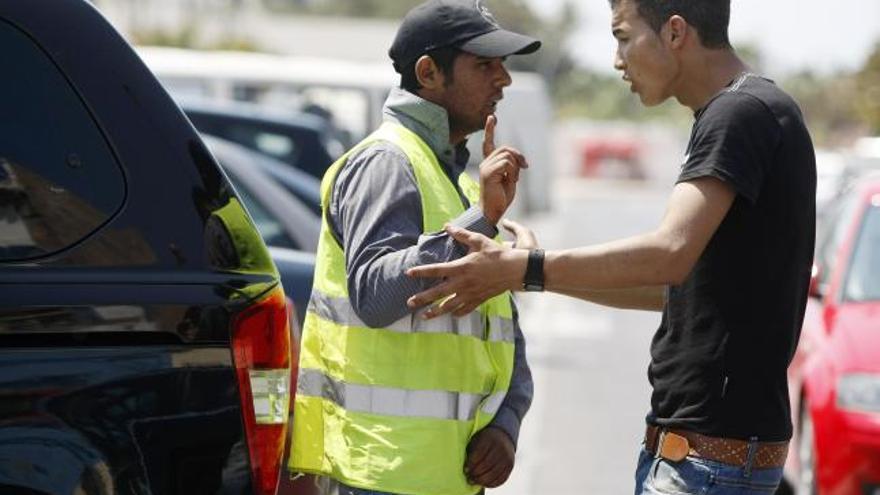 Los &#039;gorrillas&#039; presionan a los aparcacoches en el paseo marítimo