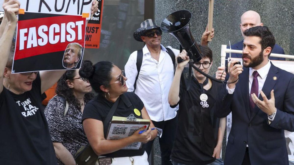 Protestes per la suspensió del programa de l’humorista Kimmel,  ahir davant la seu de la cadena ABC a Nova York.   | SARAH YENESEL / EFE