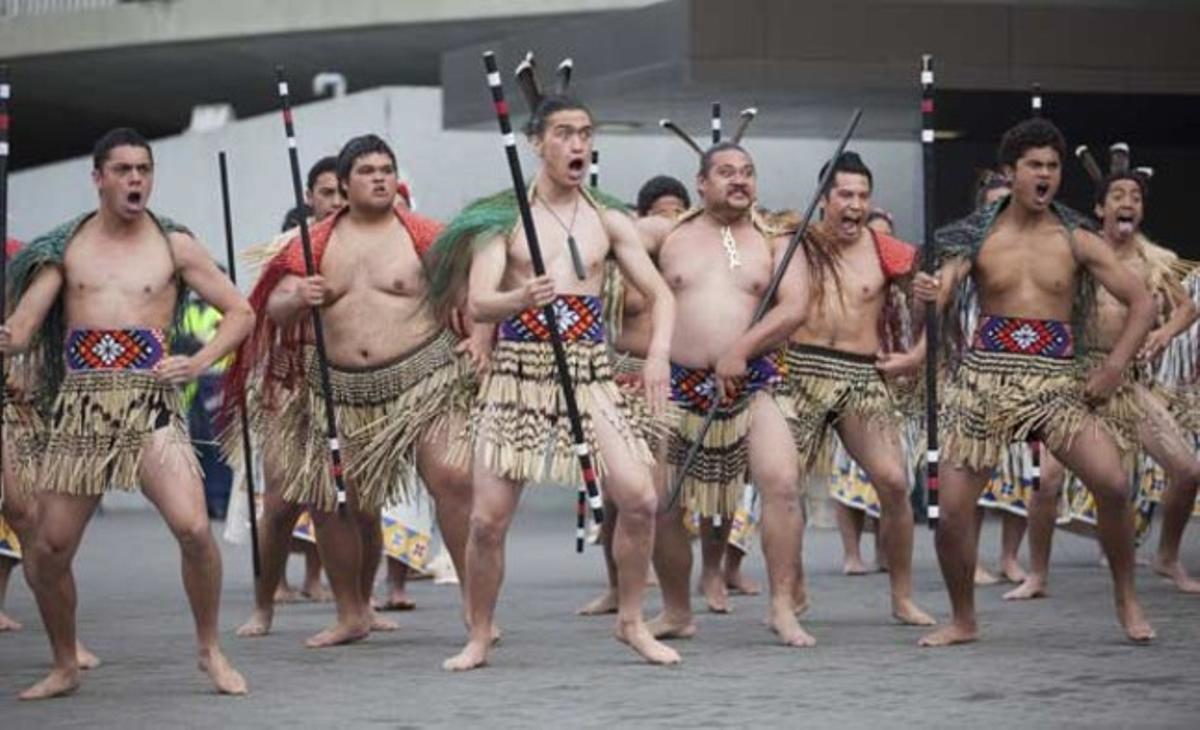 Ballarins es mouen al ritme d’una dansa tradicional maori en una cerimònia per a la secretària d’Estat dels EUA, Hillary Clinton, a l’arribar a Nova Zelanda.