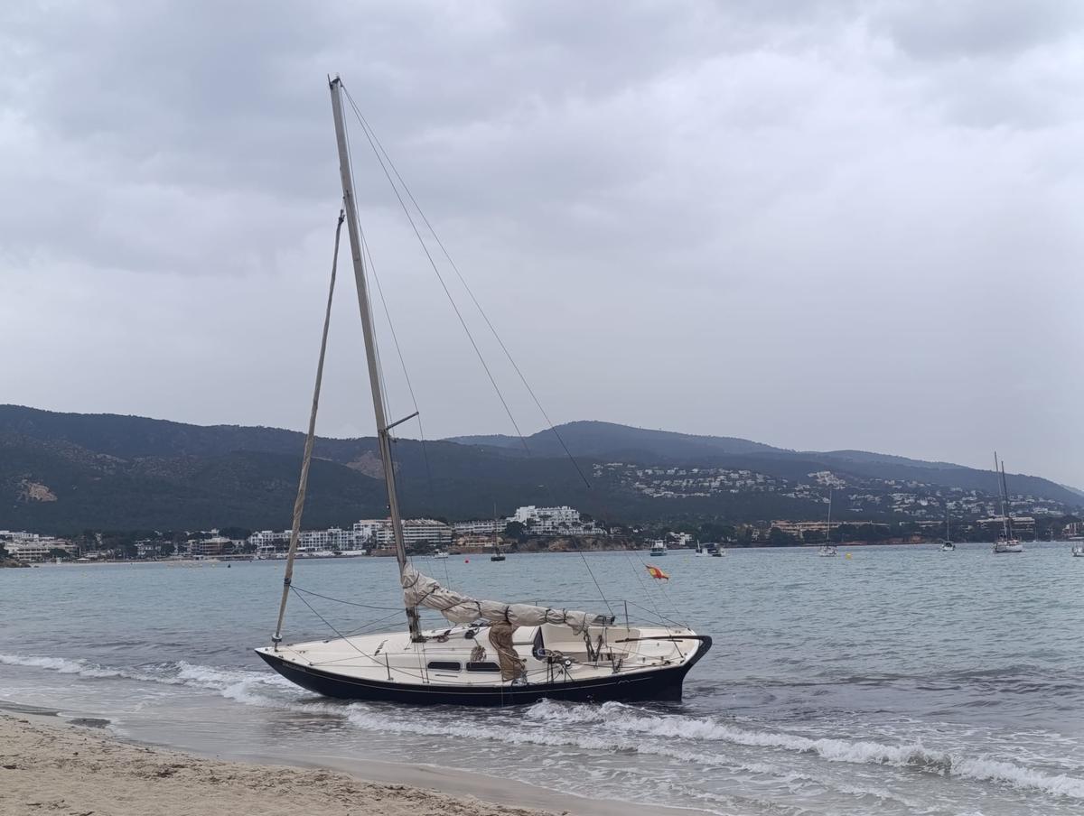 El velero embarrancado ayer en la playa de Son Maties.