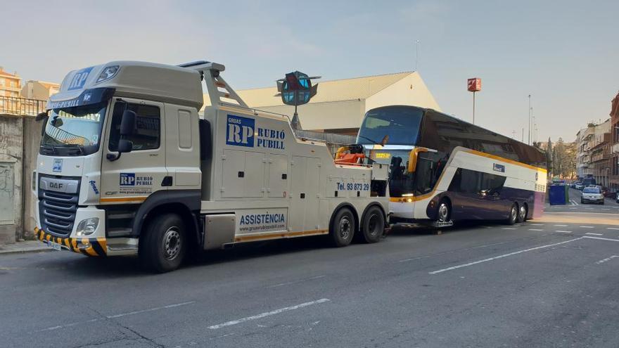 La grua emportant-se el bus.