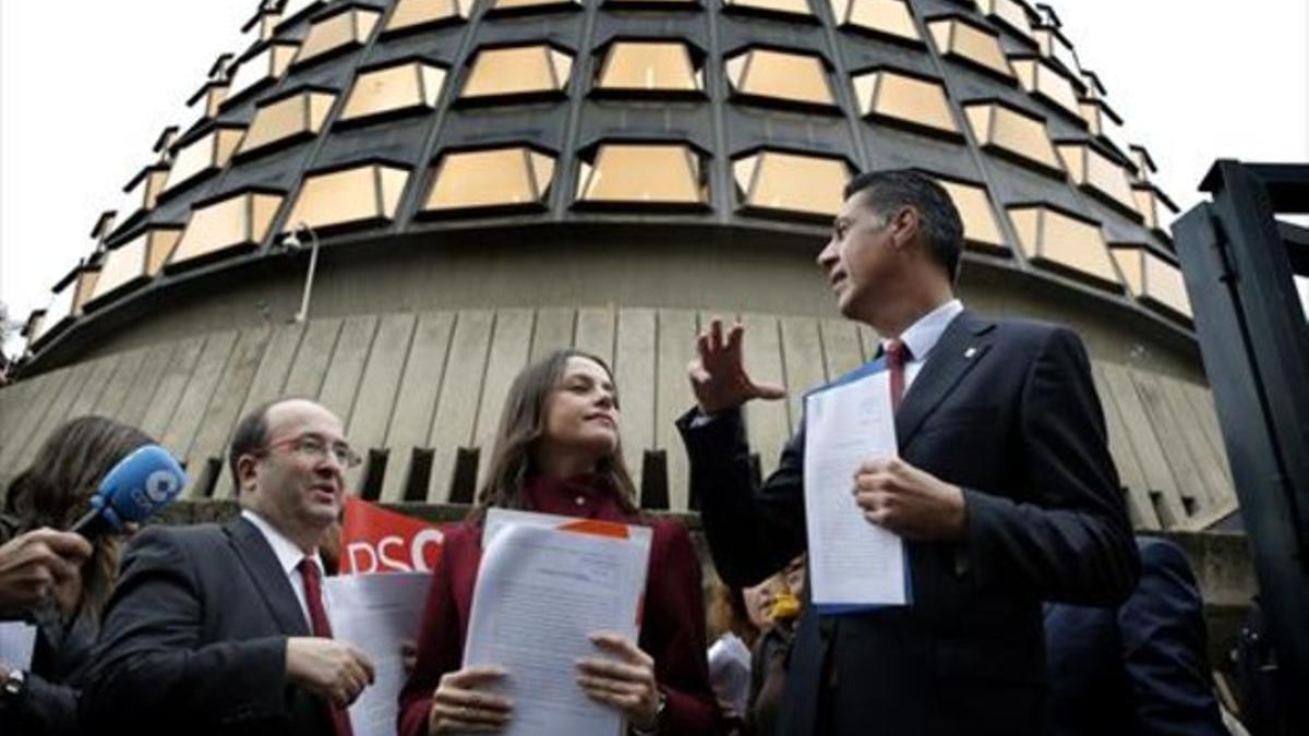 Miquel Iceta, Inés Arrimadas y Xavier García Albiol, a las puertas del Tribunal Constitucional, en Madrid.