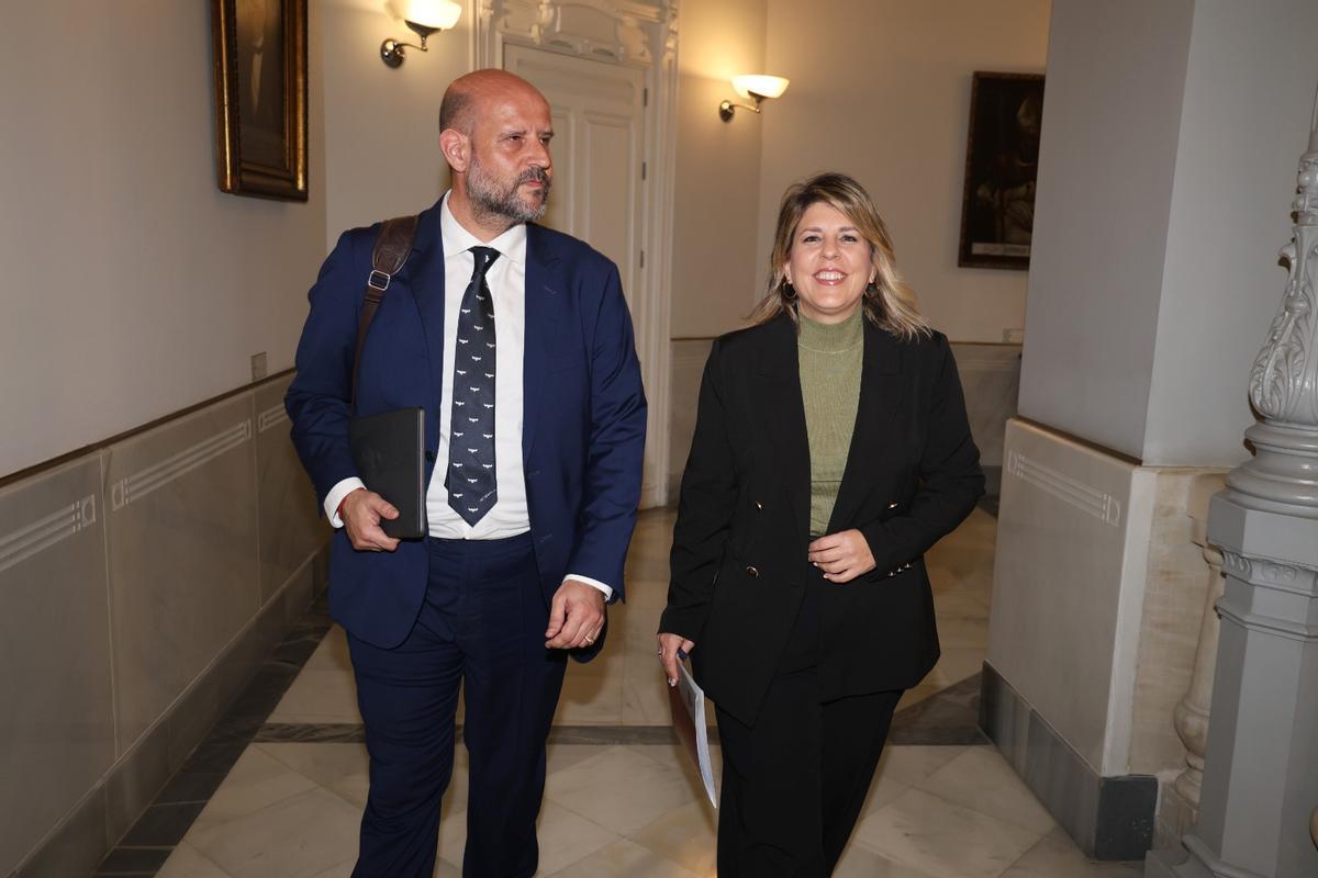 El edil de Urbanismo, Diego Ortega, junto a la alcaldesa, Noelia Arroyo, en el Palacio Consistorial este jueves