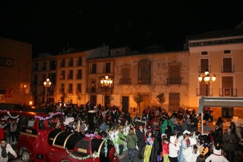 Cabalgata de la ilusión y cuento "El año que Mama Noel repartió los regalos"