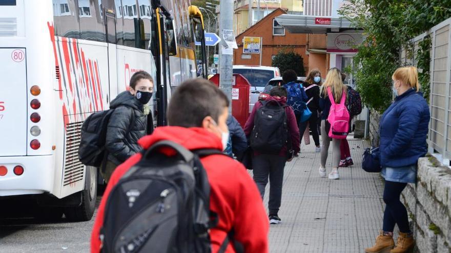 Alumnos con mascarilla en la salida del IES de Rodeira.