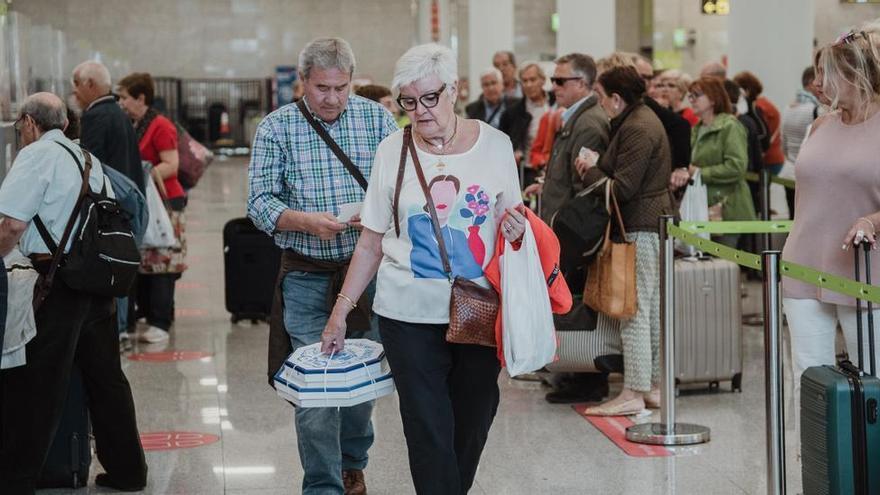 Los pasajeros del aeropuerto de Palma opinan sobre la polémica: &quot;No vamos a pagar por llevar ensaimadas, si hace falta las tiramos&quot;