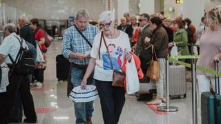 Los pasajeros del aeropuerto de Palma opinan sobre la polémica: "No vamos a pagar por llevar ensaimadas, si hace falta las tiramos"