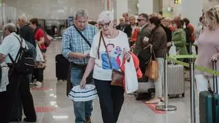 Los pasajeros del aeropuerto de Palma opinan sobre la polémica: "No vamos a pagar por llevar ensaimadas, si hace falta las tiramos"
