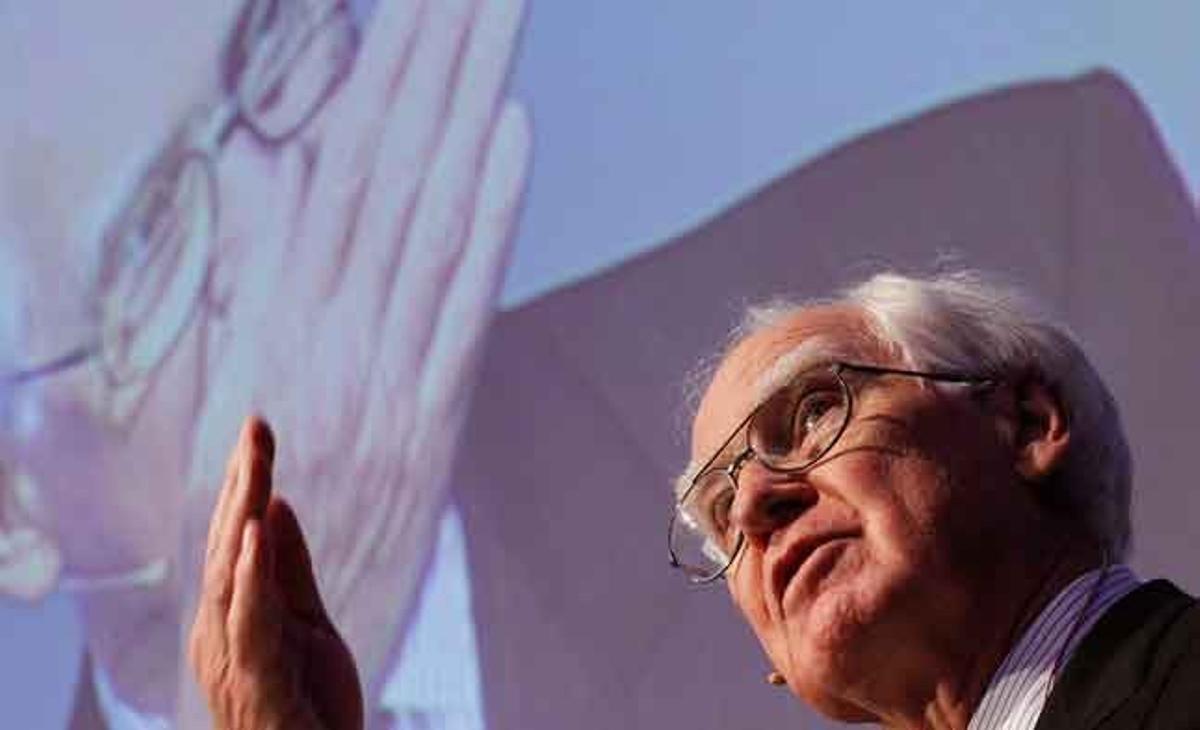 El president del grup suís de biotecnologia Actelion, Robert Cawthorn parla als accionistes durant la reunió general anual de la seva companyia a Basilea, Suïssa.