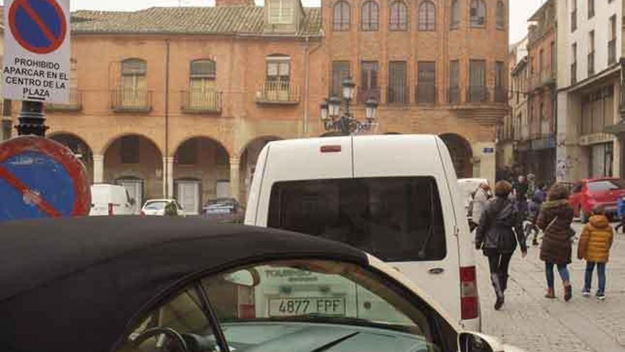 Vehículos aparcados en la Plaza Mayor ayer por la mañana.