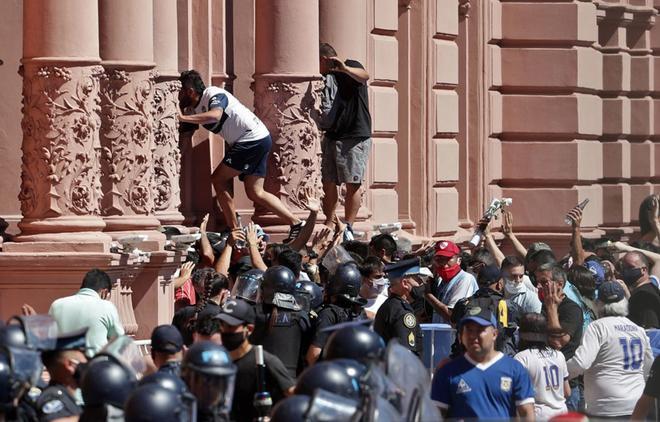 Los incidentes se desataron frente a la Casa Rosada cuando algunos hinchas, temiendo no poder acceder ante el inminente cierre de la capilla ardiente de Diego Armando Maradona, tumbaron vallados y se enfrentaron con la Policía.