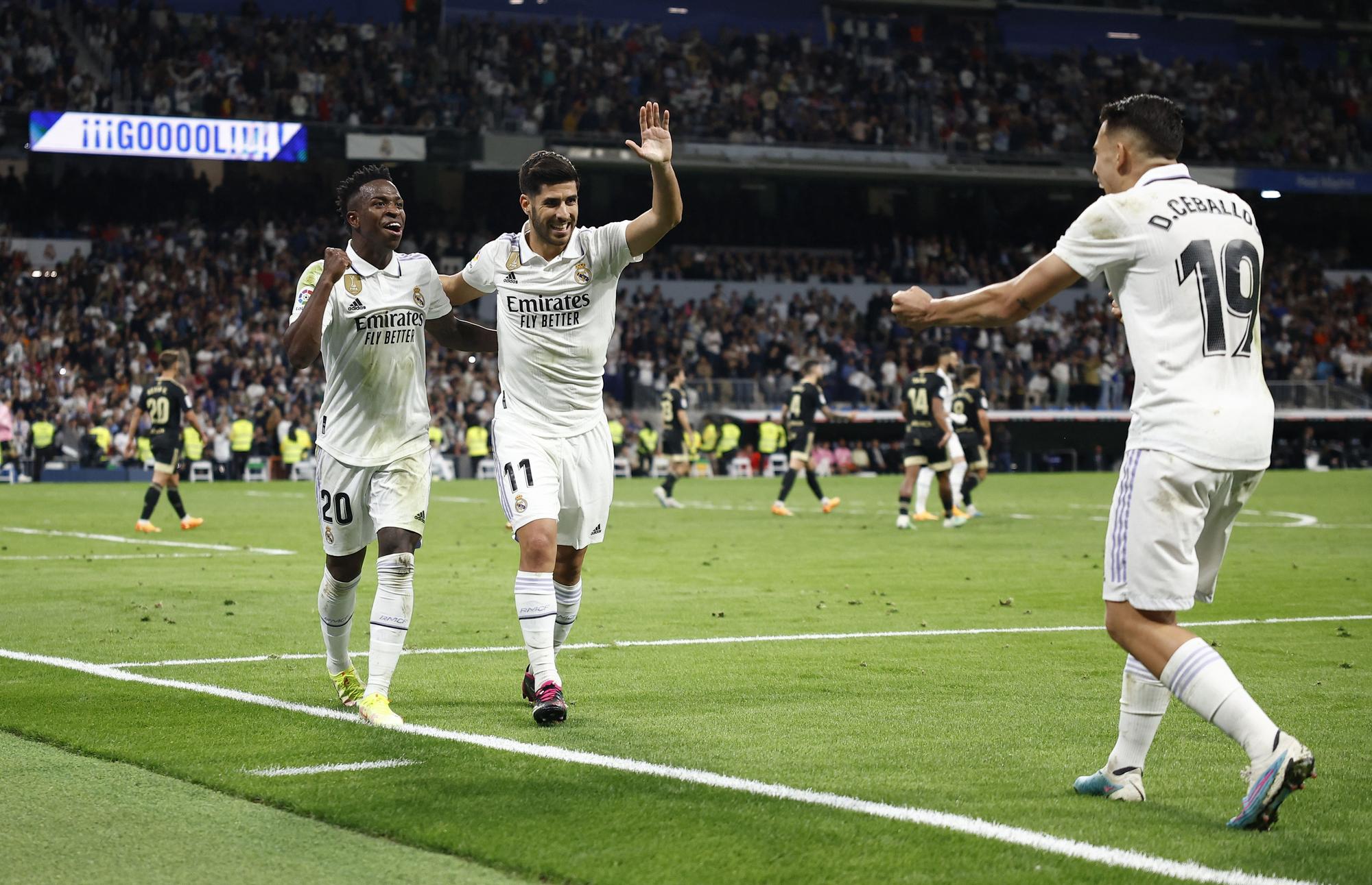 Los jugadores del Real Madrid celebran el gol de Marco Asensio ante el Celta en el Bernabéu.