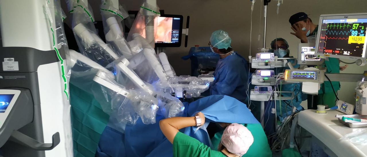 Intervención quirúrgica con el robot Da Vinci en un quirófano del Chuvi.