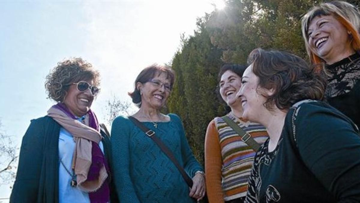 Cómplices 8 Toñi, Pepi, Elvira, Montse y Carmen, cinco de las mujeres que forman La Pizarra de Raimunda, ayer por la mañana en Sant Martí.