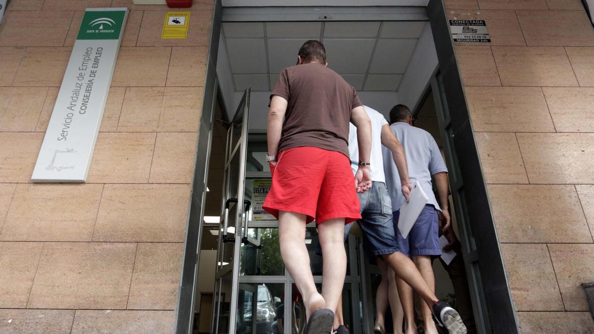 Jóvenes entrando en la oficina del Servicio Andaluz de Empleo del barrio de Sevilla Este. / José Luis Montero