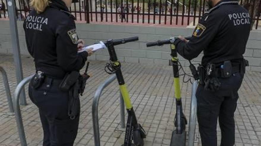 La Policía Local y operarios de Mantenimiento del Ayuntamiento llenando el camión de los patinetes de alquiler sin permiso.