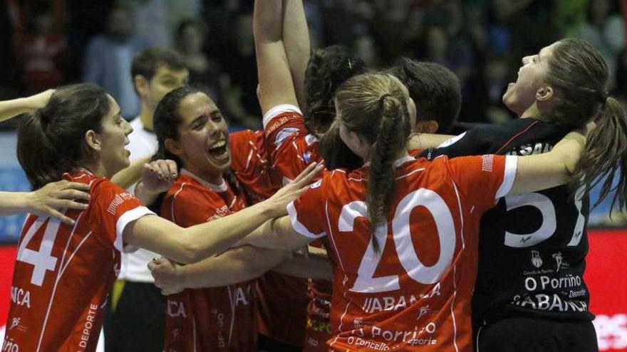 Las jugadoras del Porriño festejan su victoria sobre el Rocasa en la reciente Copa de la Reina. // R.Grobas