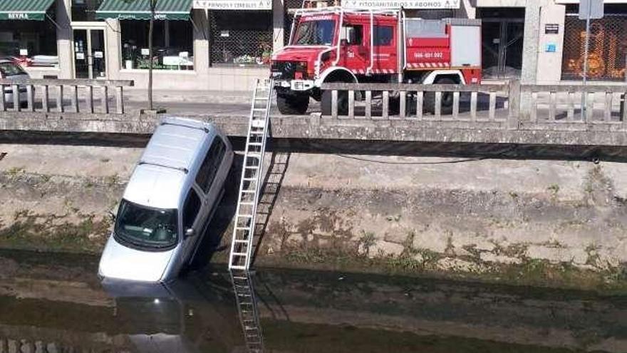 Un conductor, ileso tras caer su furgoneta al río en Redondela