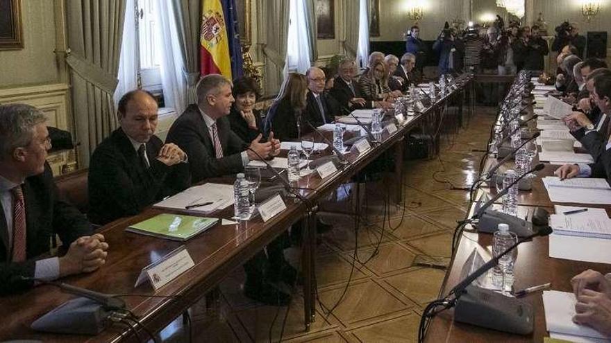 Sáenz de Santamaría y Cristóbal Montoro, ayer, en la apertura oficial de la comisión para la nueva financiación.