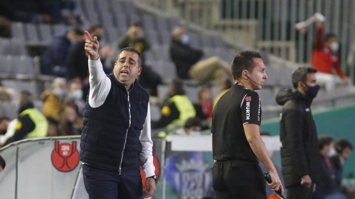 Germán Crespo da instrucciones en la banda de El Arcángel durante la eliminatoria copera entre el Córdoba CF y el Sevilla FC.