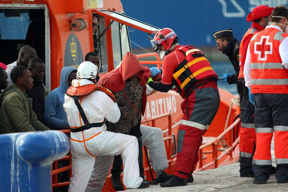 Rescatan a una patera con 50 inmigrantes interceptada en la costa de Málaga