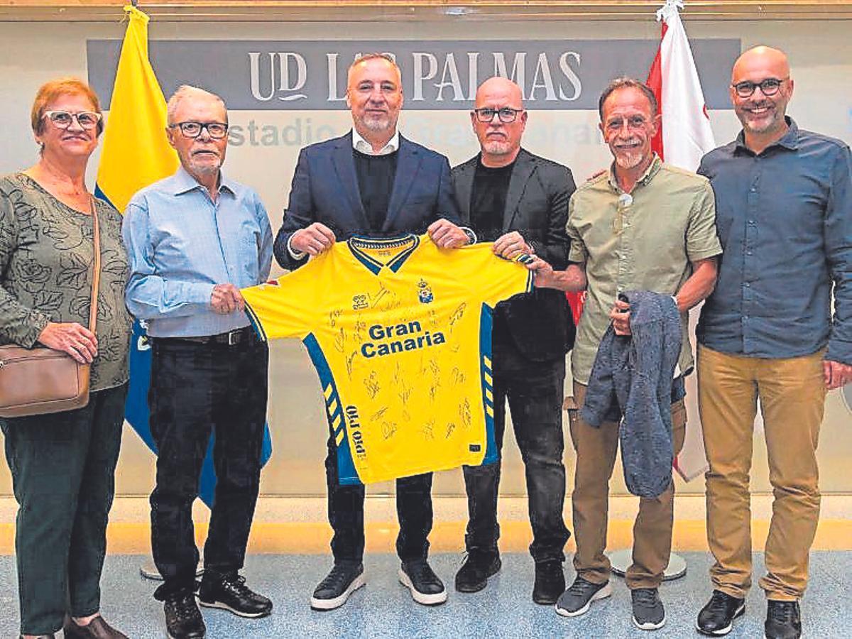 Miguel Ángel Ramírez posa con la familia del fallecido Segundo Almeida.