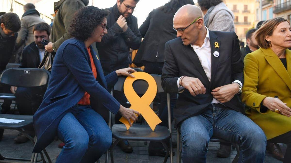 Acto de campaña de ERC con la presencia de Marta Rovira y Raül Romeva, que depositan una lazo amarillo en la silla que debería ocupar Oriol Junqueras.