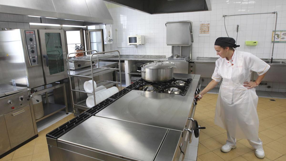 La cocina del comedor de las Escuelas Blancas, en San Lázaro. | Luisma Murias