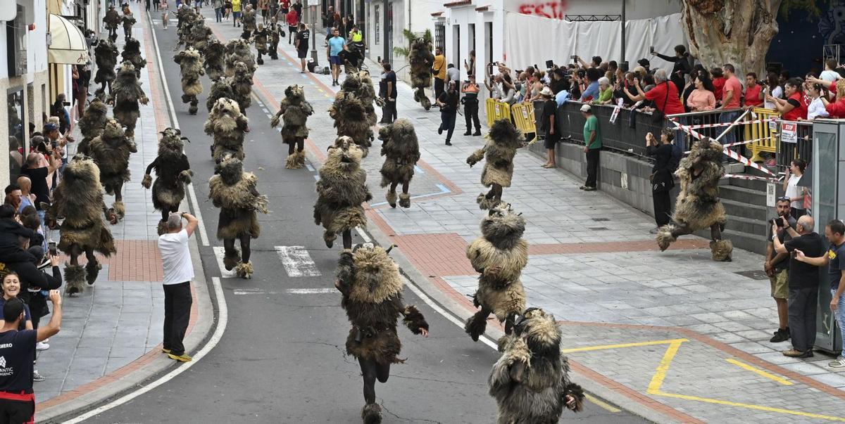 Segunda salida de Los Carneros de Tigaday, un peculiar acto del Carnaval de Frontera, en la isla de El Hierro. | | GELMERT FINOL (EFE)