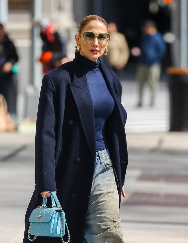 Jennifer Lopez con bolso azul cielo