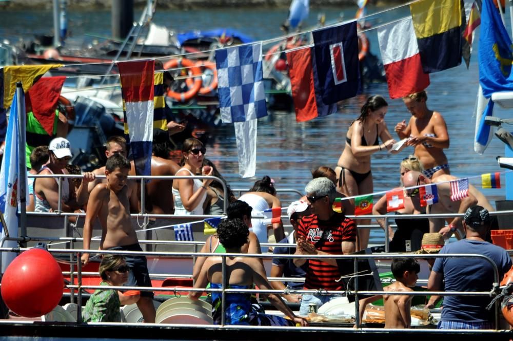 Multitudinaria procesión marítima para honrar a la patrona del mar y de los marineros