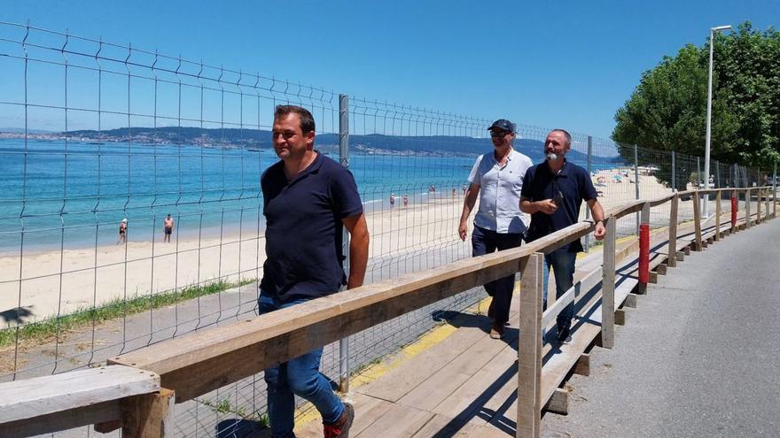 La pasarela de madera peatonal y el vallado estaba previsto que se retirase ayer a última hora.   | //FDV