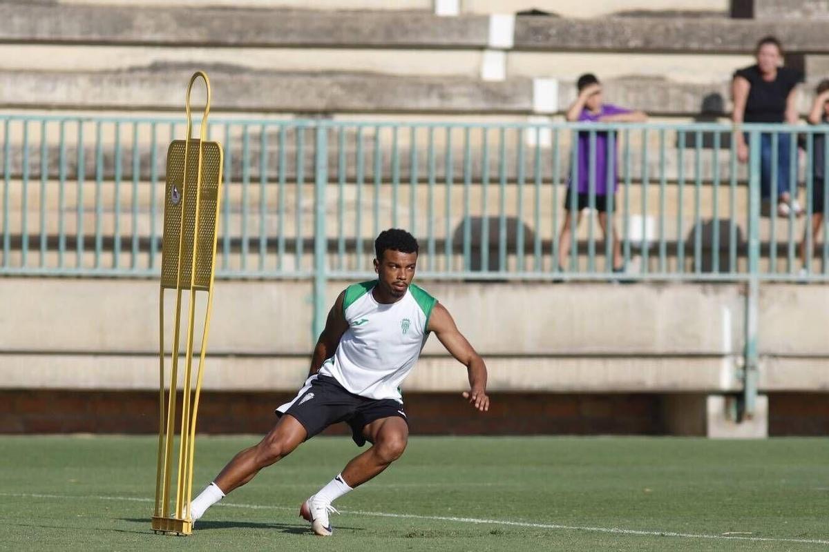 2. Dalisson de Almeida. El habilidoso futbolista hispano-brasileño, procedente del Pontevedra, es una de las apuestas del club. Llega de brillar en Segunda RFEF y puede actuar tanto de interior, mediapunta, como extremo o incluso falso nueve. Firmó hasta 2027. 2. Dalisson de Almeida. El habilidoso futbolista hispano-brasileño, procedente del Pontevedra, es una de las apuestas del club. Llega de brillar en Segunda RFEF y puede actuar tanto de interior, mediapunta, como extremo o incluso falso nueve. Firmó hasta 2027.