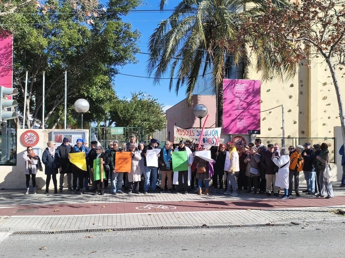 Concentración ante las infraestructuras deportivas de Godella.