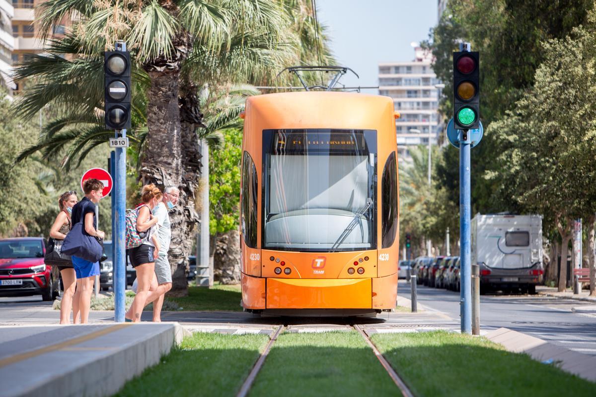 TRAM a su paso por la avenida Costa Blanca